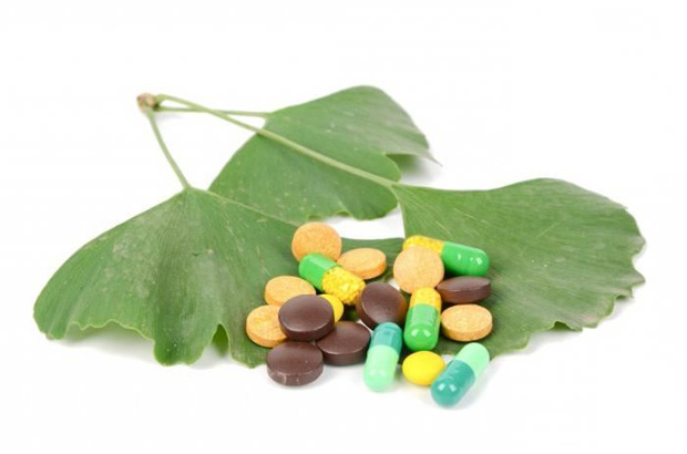 На листочке дерева лежит горсть разных препаратов