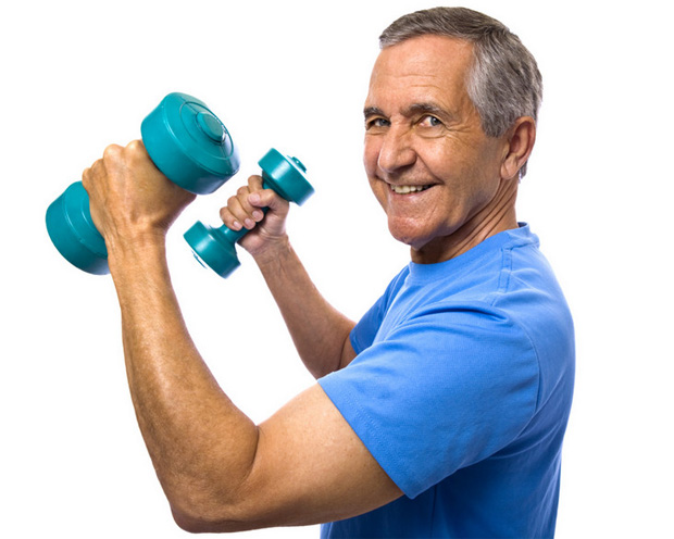 Пожилой мужчина поддерживает физическую форму