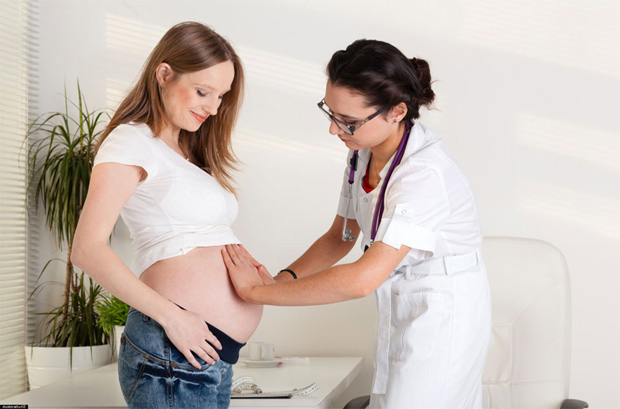 Врач обследует беременную пациентку с жалобами