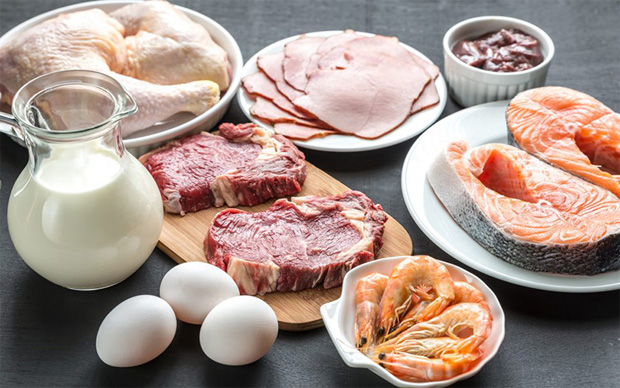 На столе продукты: мясо, рыба, морепродукты, молоко, яйца