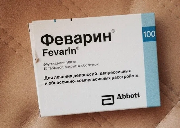 На столе препарат антидепрессант Феварин