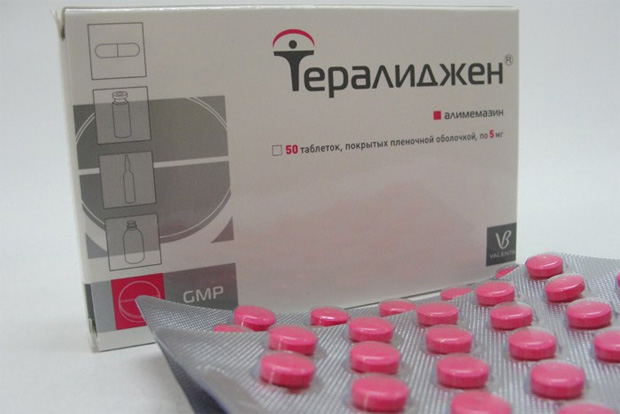 На столе лежит упаковка препарата Тералиджен с вынутыми таблетками