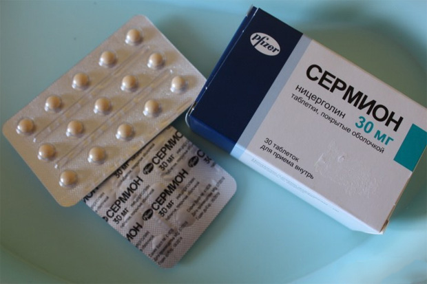 На столе лежит упаковка препарата Сермион с таблетками