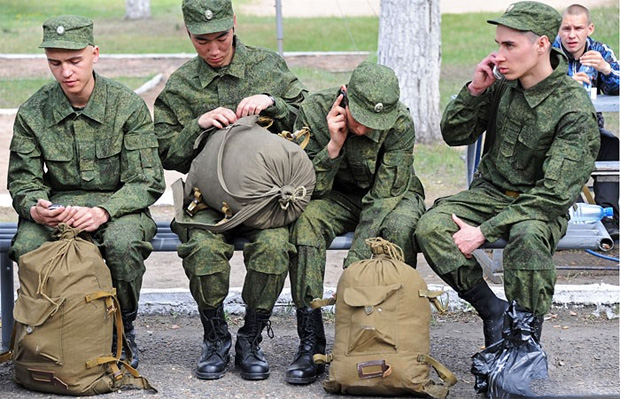 Солдаты сидят на привале с сумками и пакетами