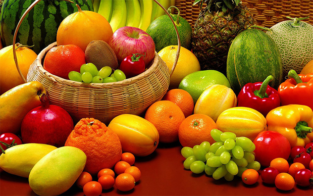 Яркие и сочные фрукты и овощи в корзине и на столе
