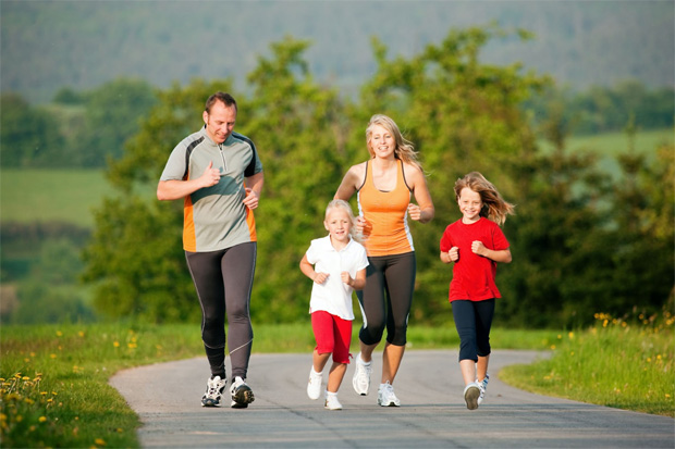 Спортивная семья совершает утреннюю пробежку